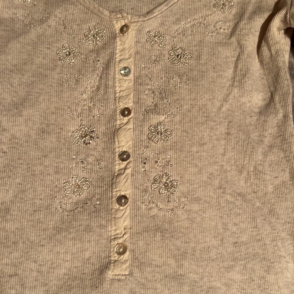 Daytrip Vintage Henley style shirt cream With beaded flowers very soft size L!